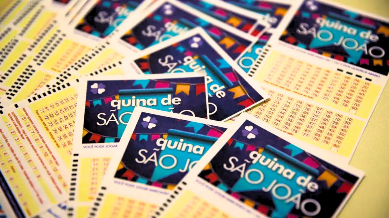 Imagem mostra vários cartões de loterias com os números para apostar na Quina de São João 2025.