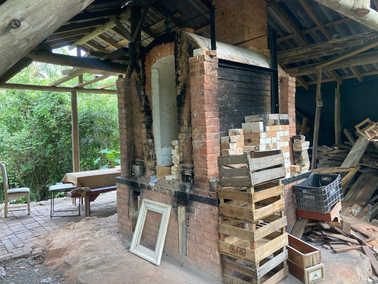 Forno utilizado para a queima das peças foi construído com a mão de obra de voluntários e custeado por uma vaquinha - Gabriela Ferrarez/ND