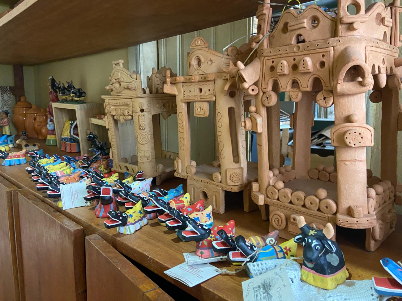 Raquel trabalha com figuras do folclore de Florianópolis, como boi de mamão, rendeiras e pescadores - Gabriela Ferrarez/ND