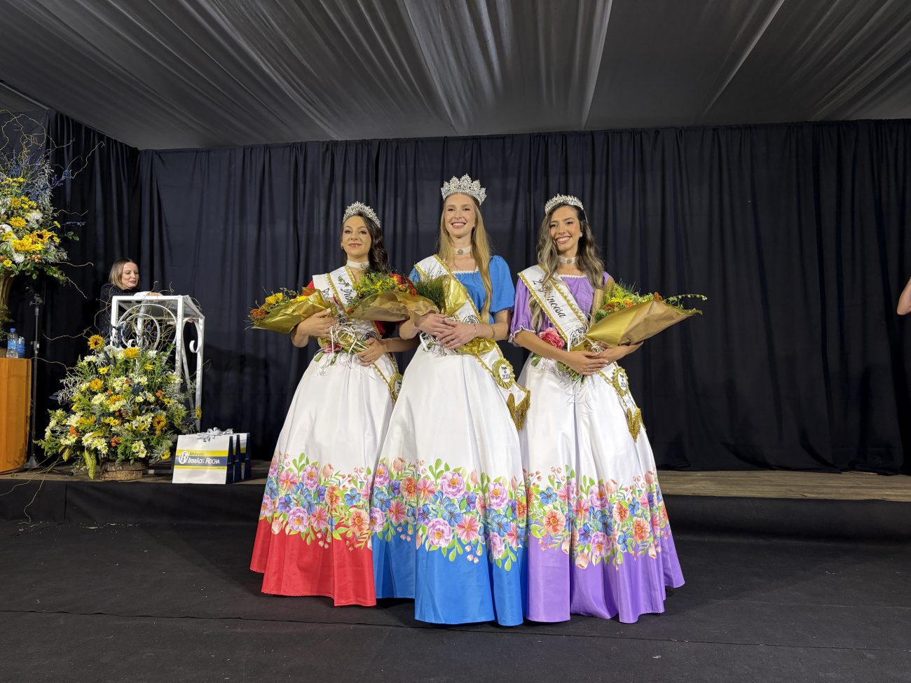 Foto mostra as 3 integrantes da realeza da Festa Nacional do Colono de Itajaí
