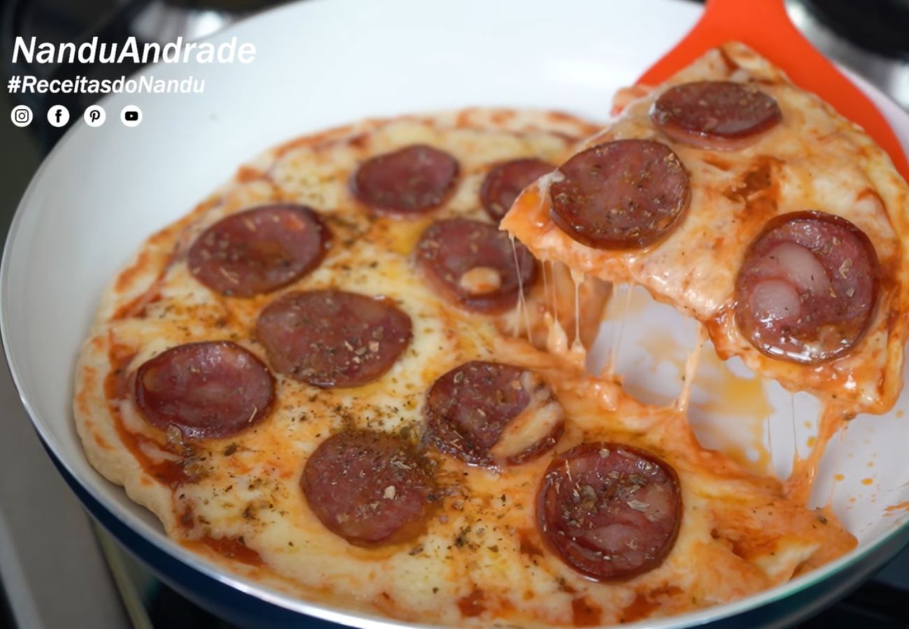 Pizza de frigideira pronta para comer
