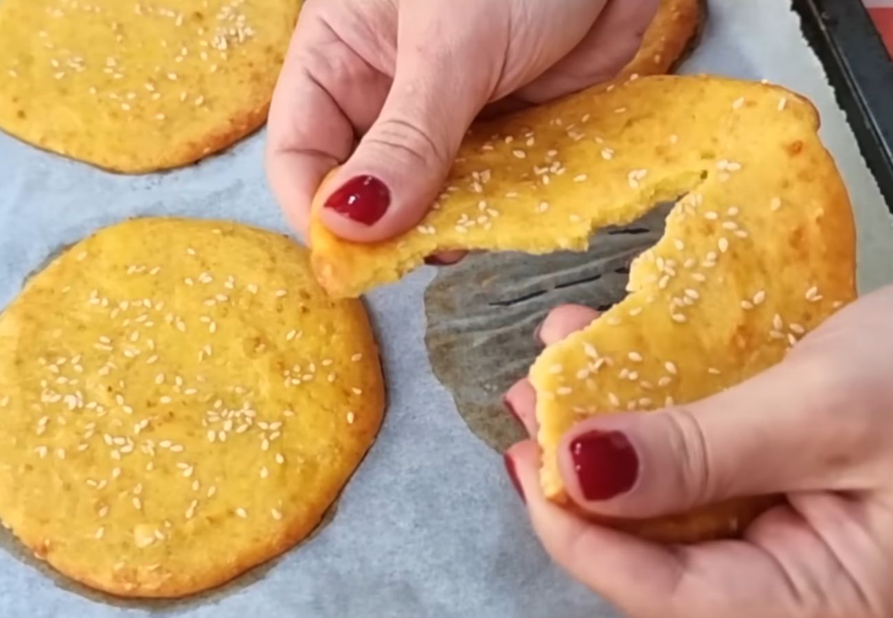 Nutricionista partindo o pão da receita sem trigo 