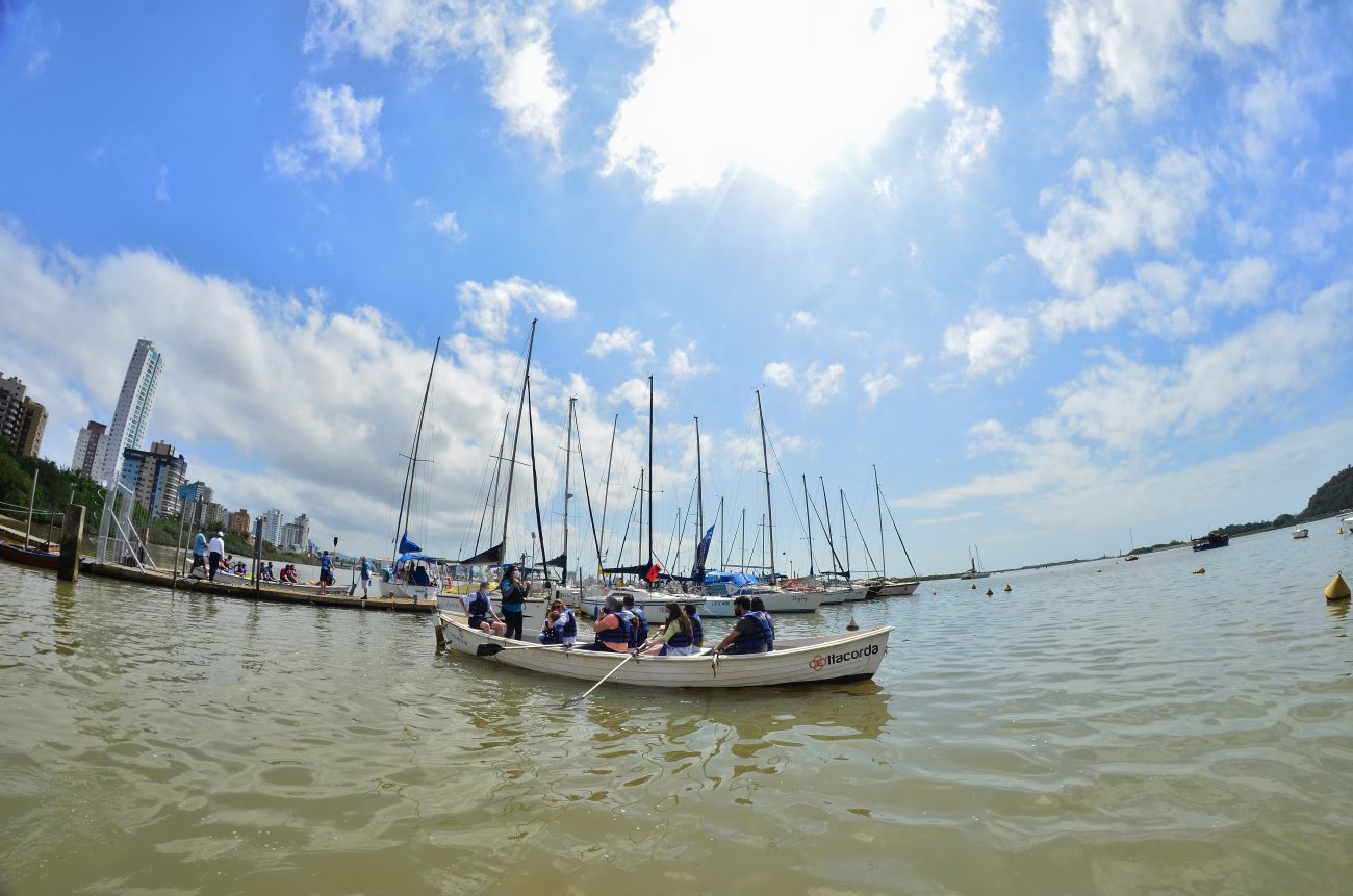 Foto de regata clássica, uma das atrações do aniversário de Itajaí