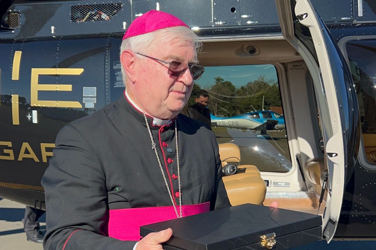 O momento do pouso: helicóptero traz as relíquias de Santa Teresinha do Menino Jesus e seus pais diretamente de Florianópolis para Joaçaba. - Divulgação/ND