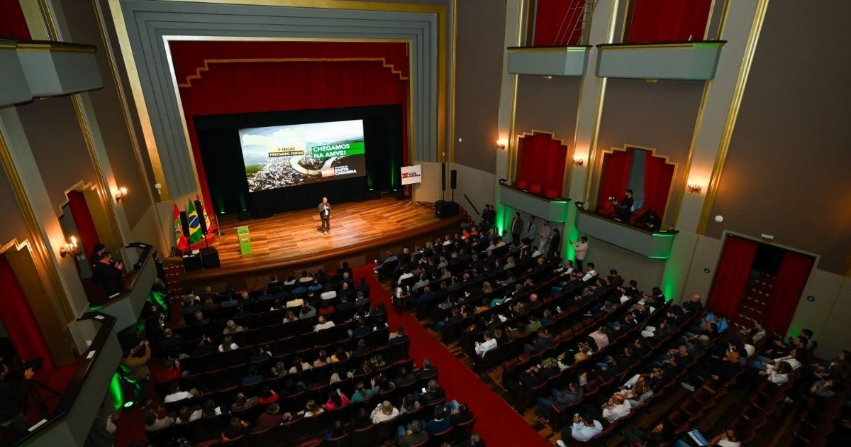 Imagem de um auditório cheio de administradores municipais, para fazer referência aos municípios que fizeram parte do projeto 