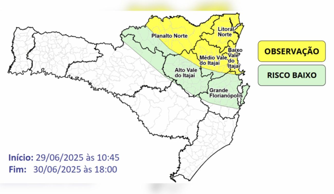 Mapa do estado de Santa Catarina com destaque para regiões em observação meteorológica e risco baixo. As áreas em amarelo, como Planalto Norte, Litoral Norte e Médio Vale do Itajaí, estão sob atenção para temporais e risco de ressaca entre os dias 29 e 30 de junho.