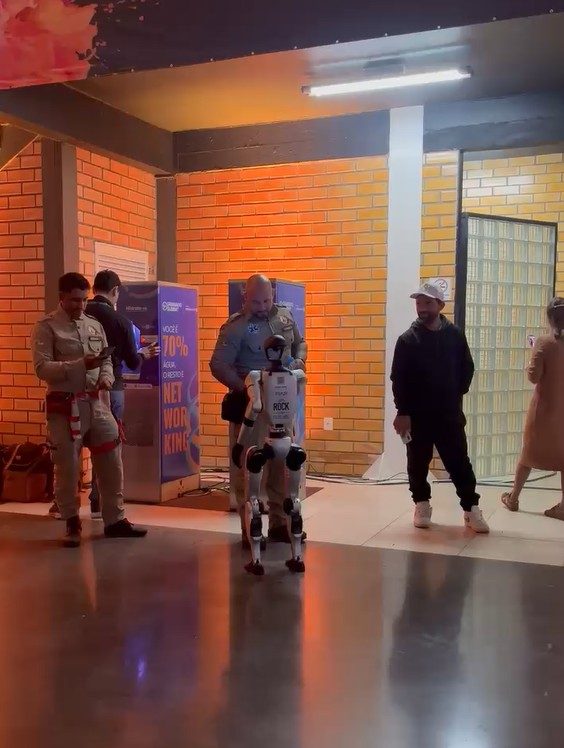 Robô cumprimenta brigadista no evento Gramado Summit