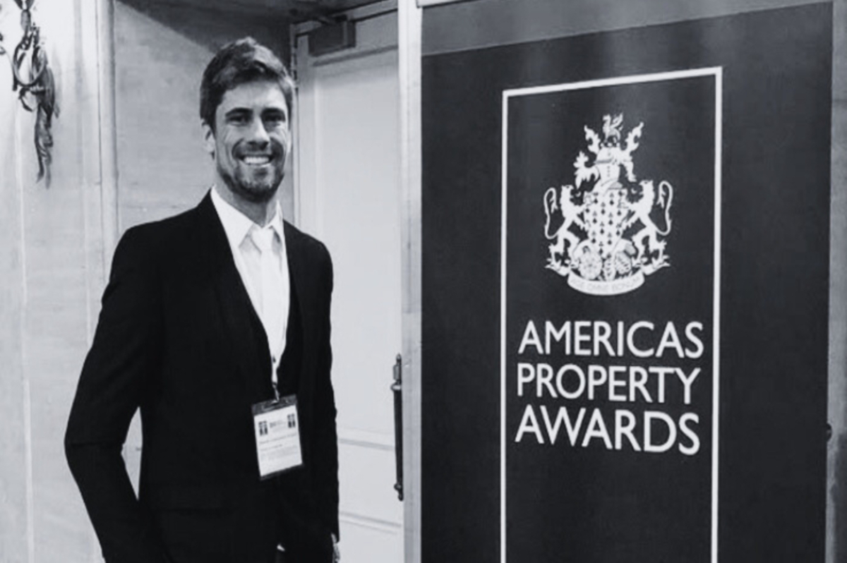 Foto em preto e branco mostra arquiteto de Itajaí, Rodrigo Kirck