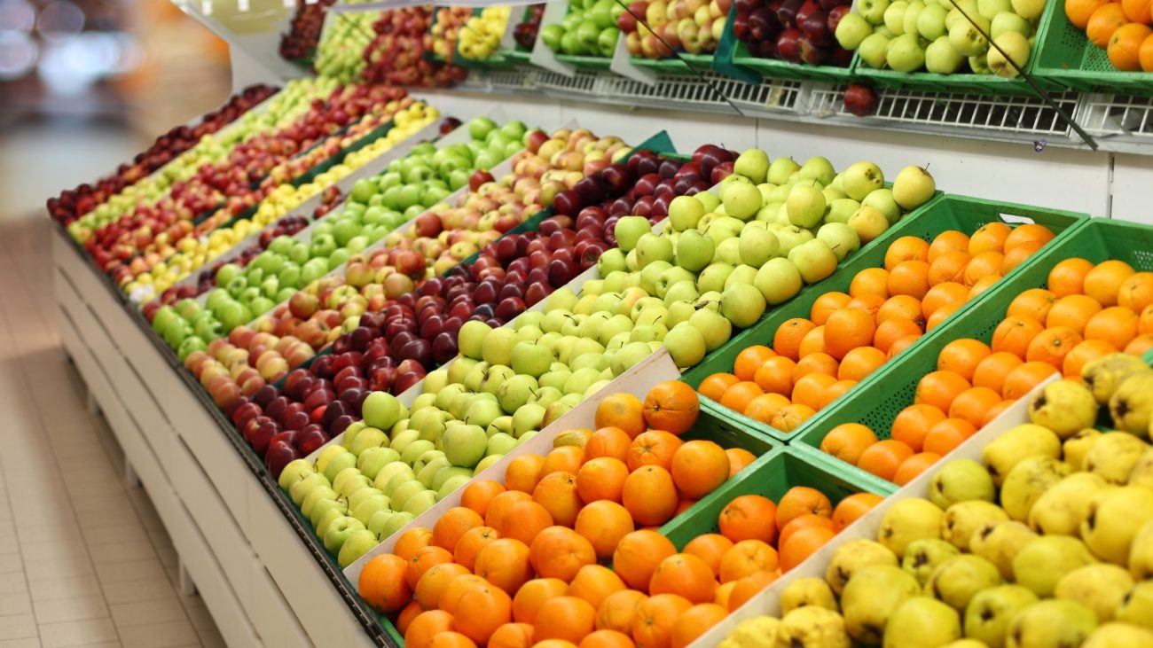 Entre os truques furtivos, o especialista indicou que alguns supermercados pintam as frutas para deixar as cores mais vibrantes - Canva/ND