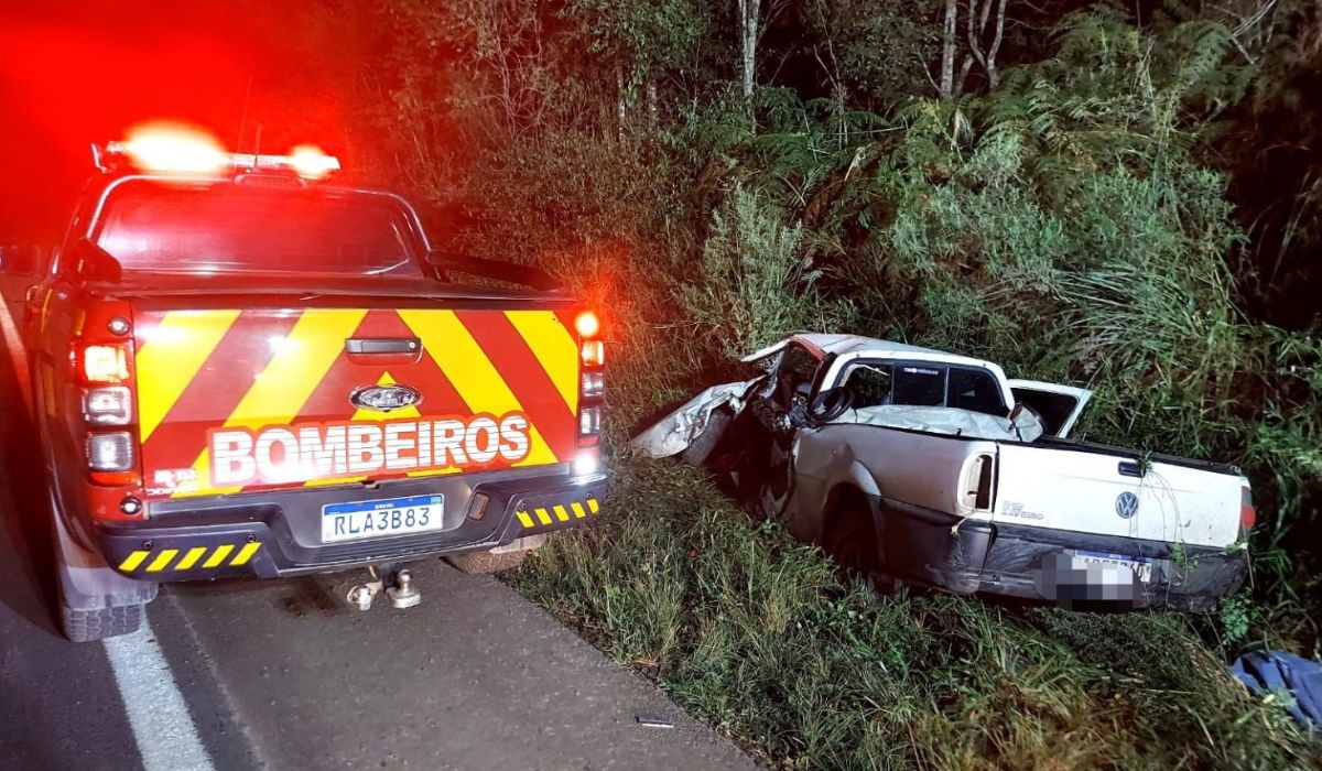 carro dos bombeiros em frente ao carro de acidente grave