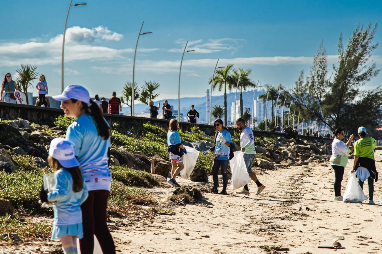 Voluntários recolhem resíduos durante a Semana do Meio Ambiente Voluntários recolhem resíduos durante a Semana do Meio Ambiente