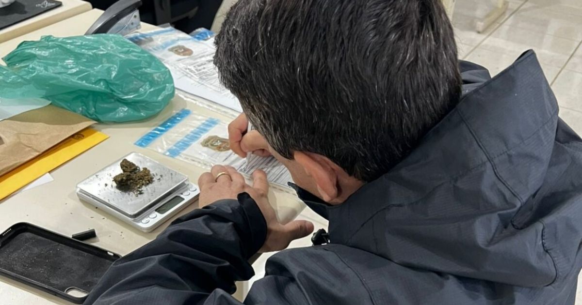 Policial durante diligências da Operação Ponto Cego