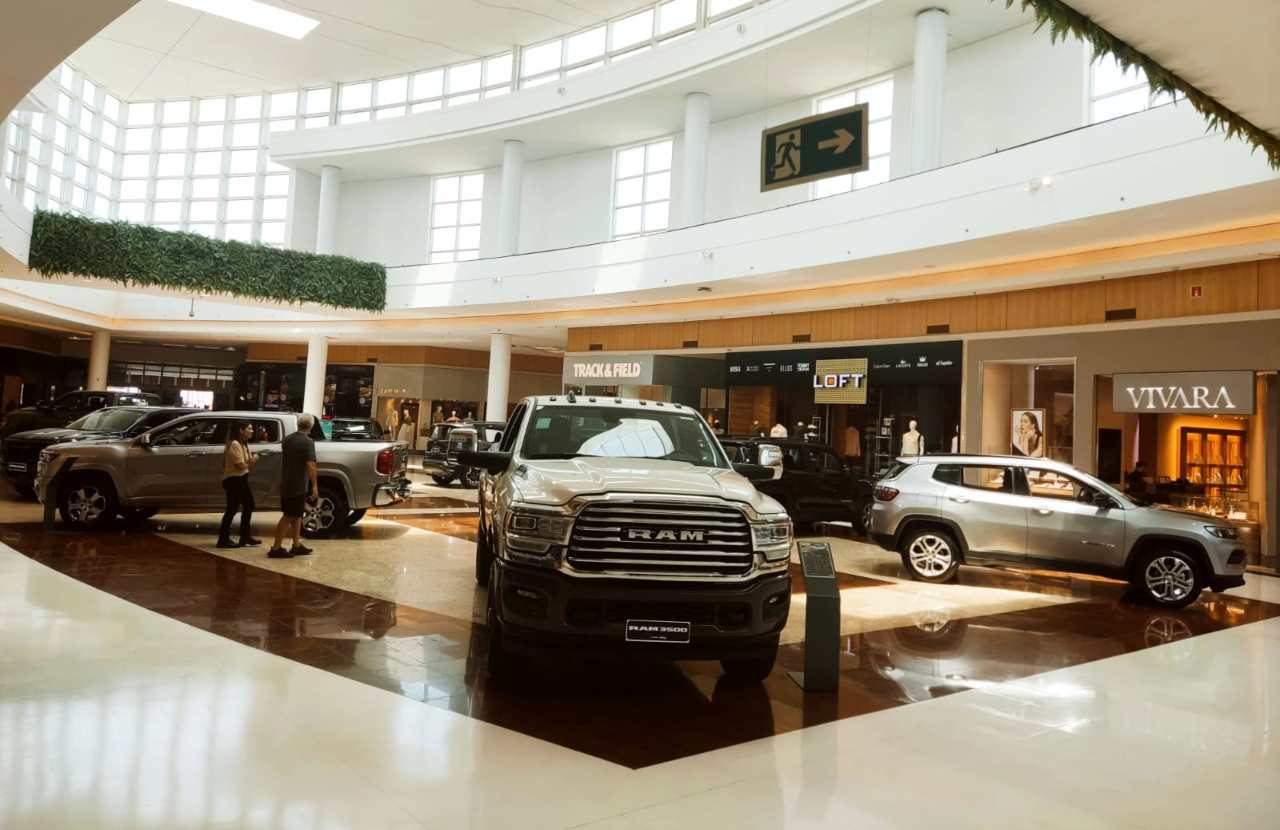 Os carros entram dentro do shopping