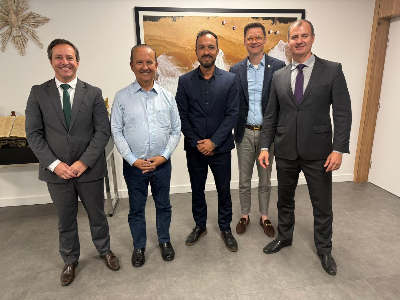 Sandro Medeiros, Jorginho Mello, o auditor de finan&ccedil;as Rafael Pinheiro e Vagner Alonso; entre eles Cleverson Siewert – Foto: Divulga&ccedil;&atilde;o/ND