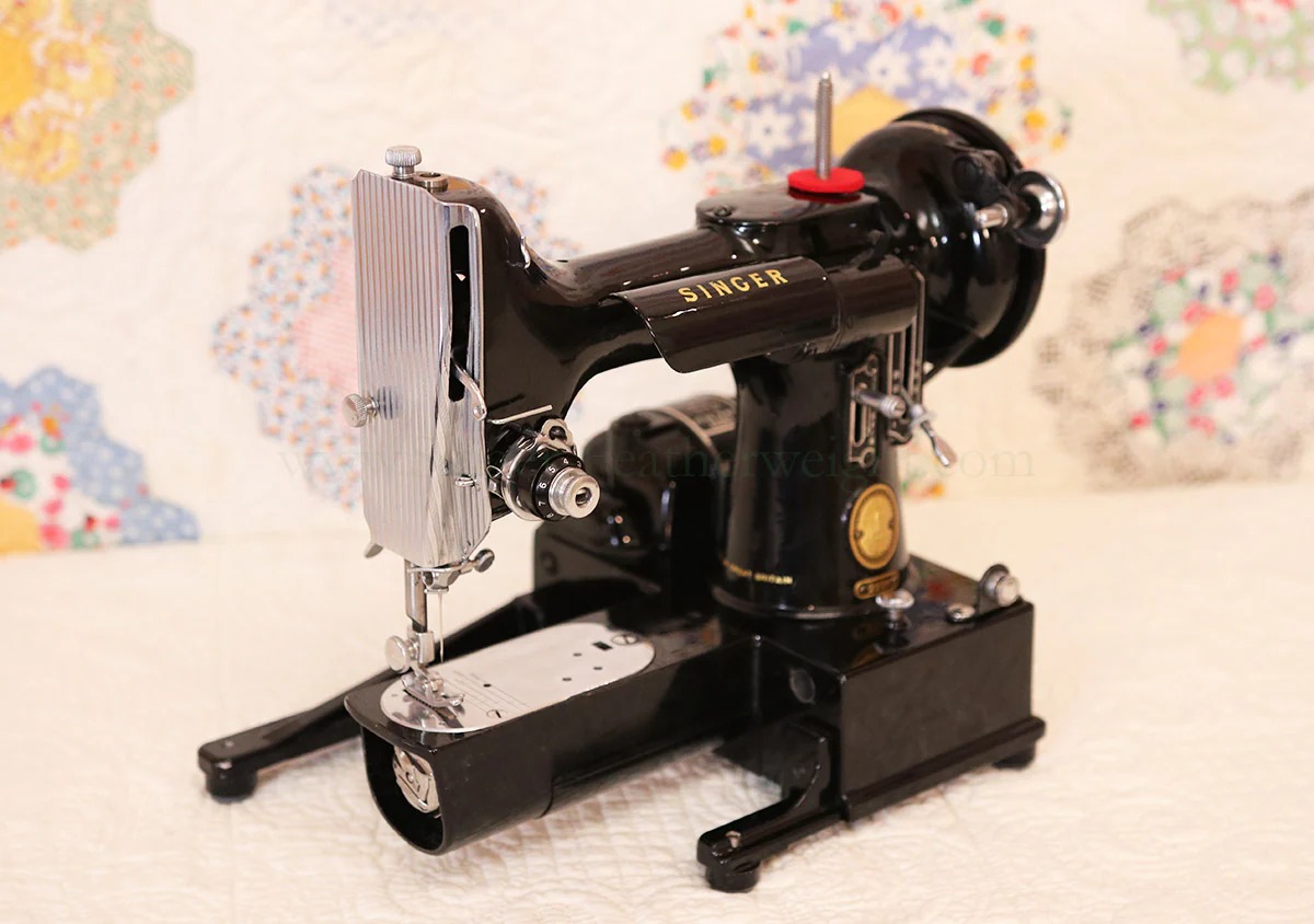 Singer 222K Free Arm: modelo semelhante à Featherweight, mas com o diferencial do braço livre, ideal para costuras em peças tubulares. Produzida em menor quantidade, sua raridade eleva o valor de mercado - Reprodução/ND