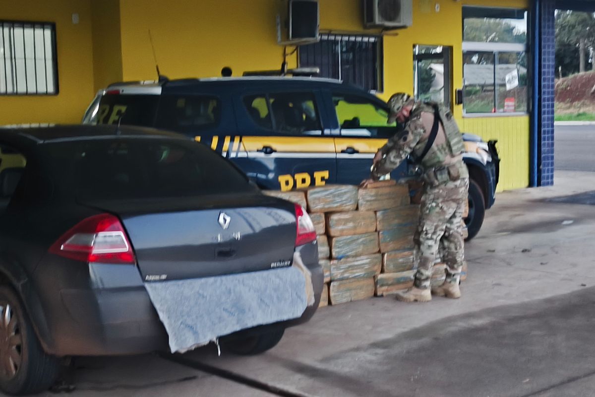 Suspensão baixa entrega carro com mais de 450 kg de maconha na BR-282, em SC