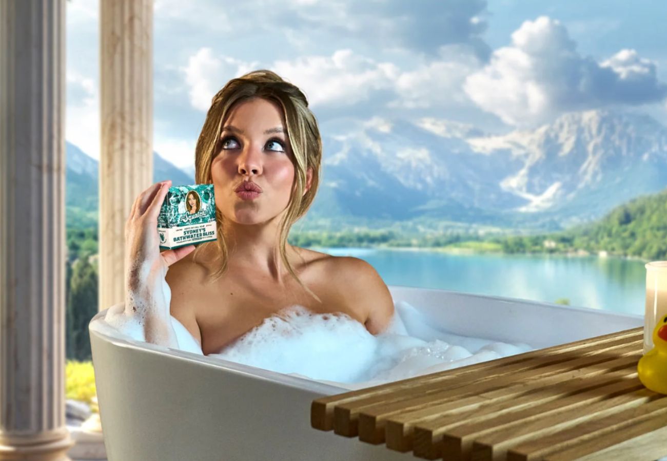 Sydney Sweeney em uma banheira fazendo propaganda do sabonete