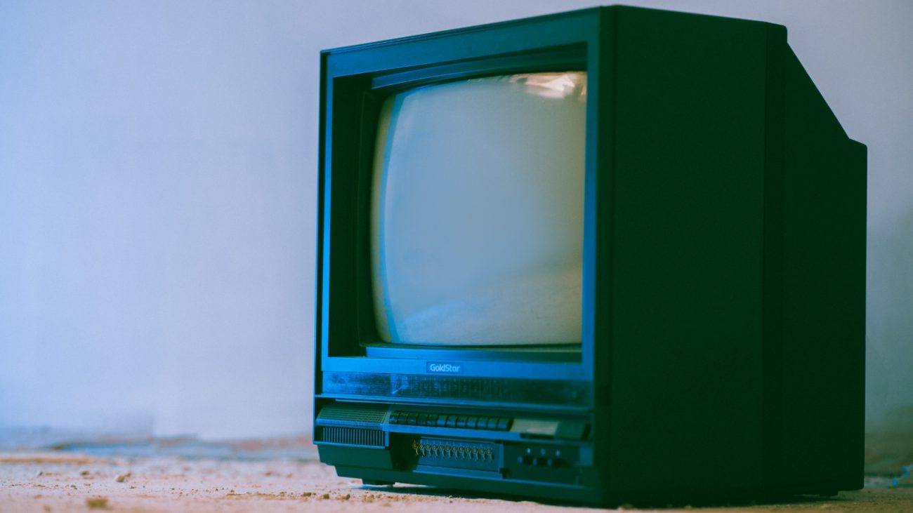 Se a sua televis&atilde;o for muito antiga, n&atilde;o existe problema; saiba como transformar TV antiga em Smart TV – Foto: Canva/ND