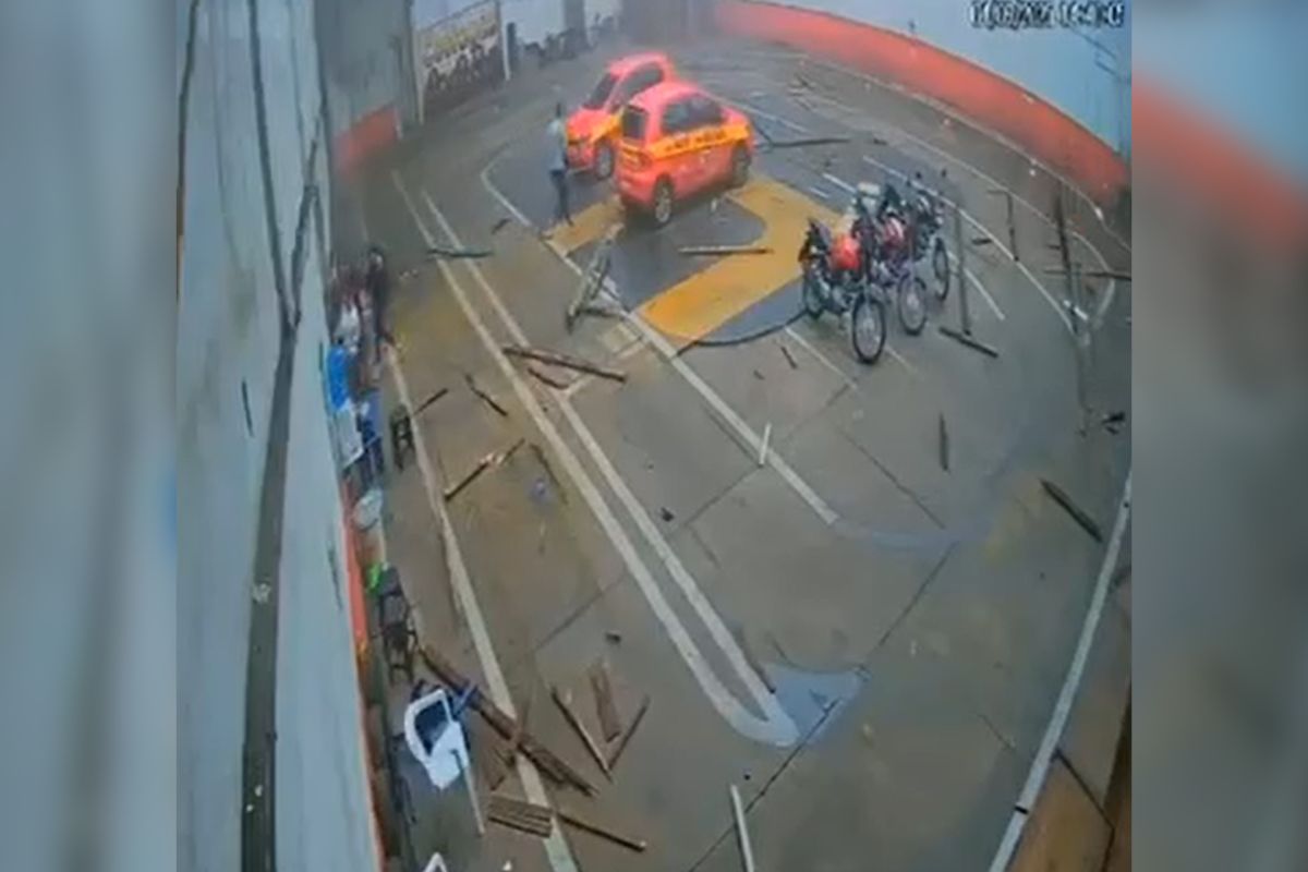 Vendaval arrancou telhado de um pavilh&atilde;o onde funciona aulas de uma autoescola em S&atilde;o Miguel do Oeste – Foto: Reprodu&ccedil;&atilde;o/ND