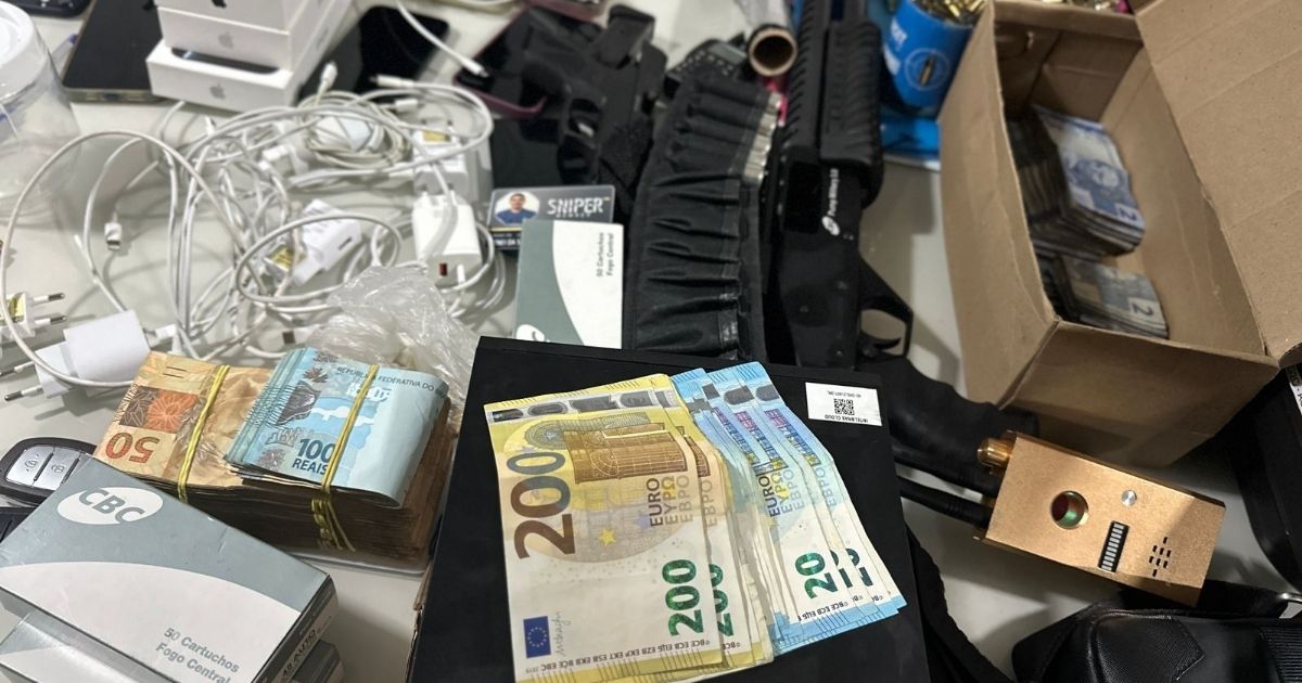 Policiais apreenderam grande quantidade de dinheiro e munições - Foto: Polícia Federal/Divulgação/ND