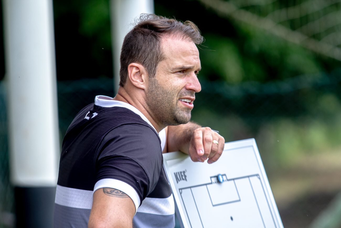 Seja com Thiago Carvalho ou Pintado, problema de sofrer gols nos útimos minutos tem sido recorrente no Figueirense - Patrick Floriani/FFC
