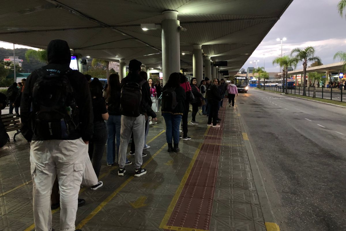 Linhas de ônibus deveriam ser retomadas às 9h desta quinta-feira (12), segundo a prefeitura - Gabrielle Tavares/ND