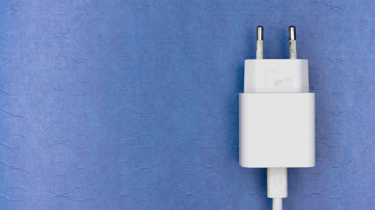 Cabos falsificados ou com fios expostos aumentam o risco de curtos-circuitos. Invista em produtos confiáveis. - Canva/ND