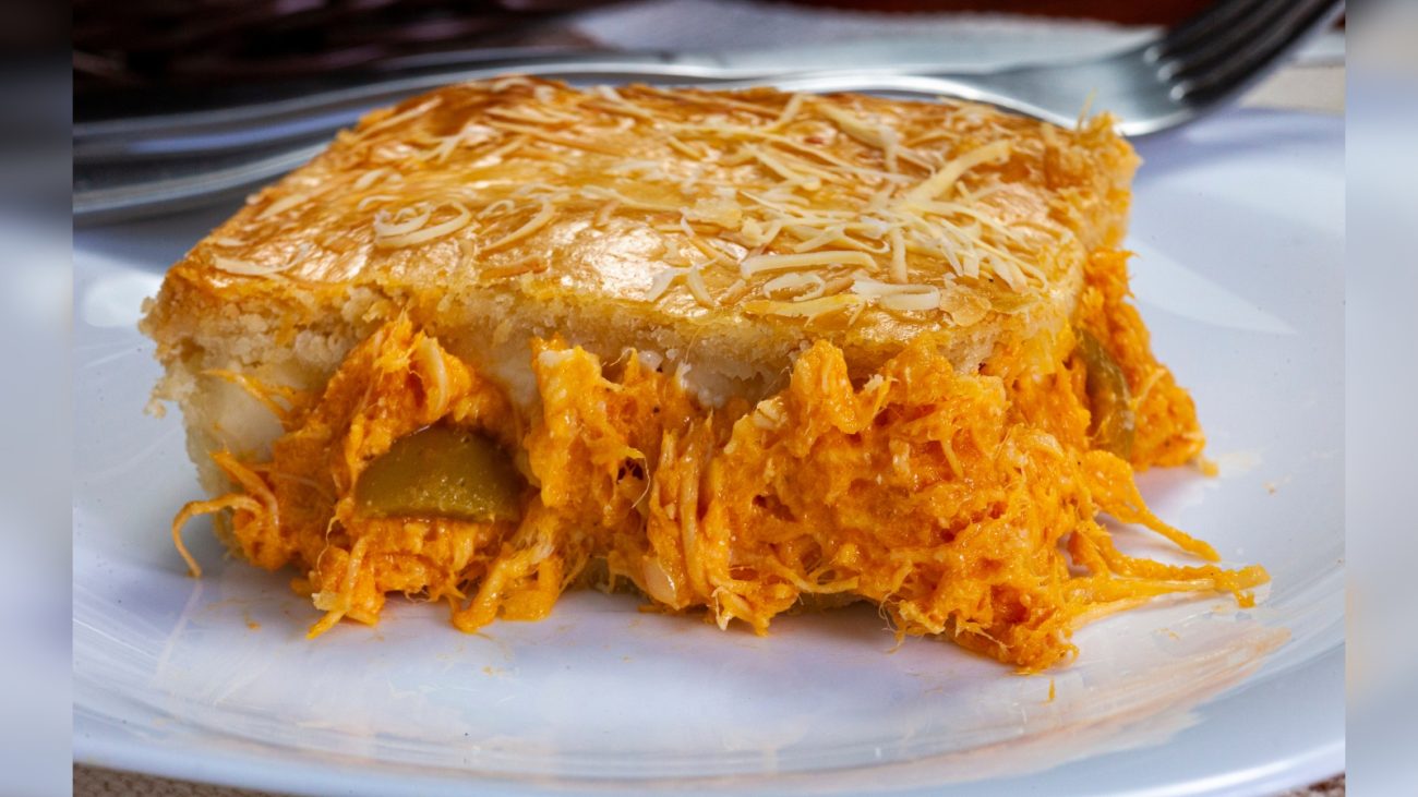 Torta de frango com tapioca, receita deliciosa e saborosa, com recheio de frango desfiado e tapioca, perfeita para refeições e lanche.