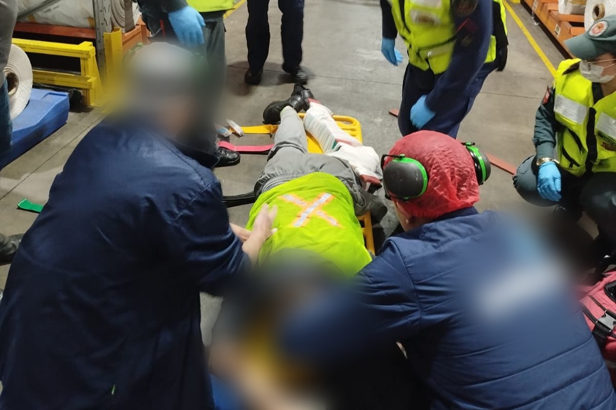 Homem teve fratura em uma das pernas ap&oacute;s bobina de 1 tonelada cair sobre ele. – Foto: Corpo de Bombeiros Militar/ND