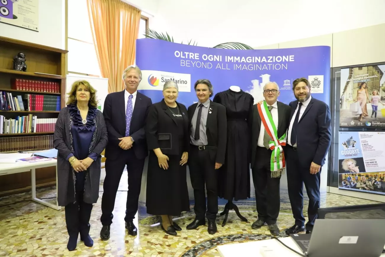 Entrega de um exemplar da reprodução do traje de Anita Garibaldi na República de San Marino. Na foto: Raffaella Candoli, representante da Fidapa BPW Cesena Malatesta; Filippo Francini, embaixador da República de San Marino no Brasil; Rosemari Glatz; Andrea Antonioli, presidente do Centro de Estudos Olim Flaminia; manequim com a reprodução do traje de Anita Garibaldi; e Renato Mosca de Souza, embaixador do Brasil na República de San Marino - Divulgação/ND