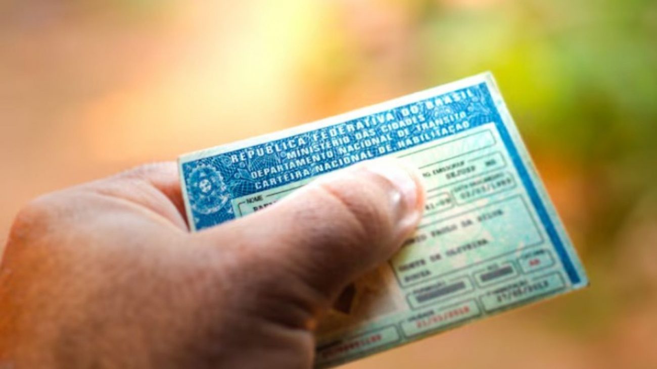 na foto aparece uma CNH que poderá ter transferência de veículos digital entre motoristas no Brasil este ano