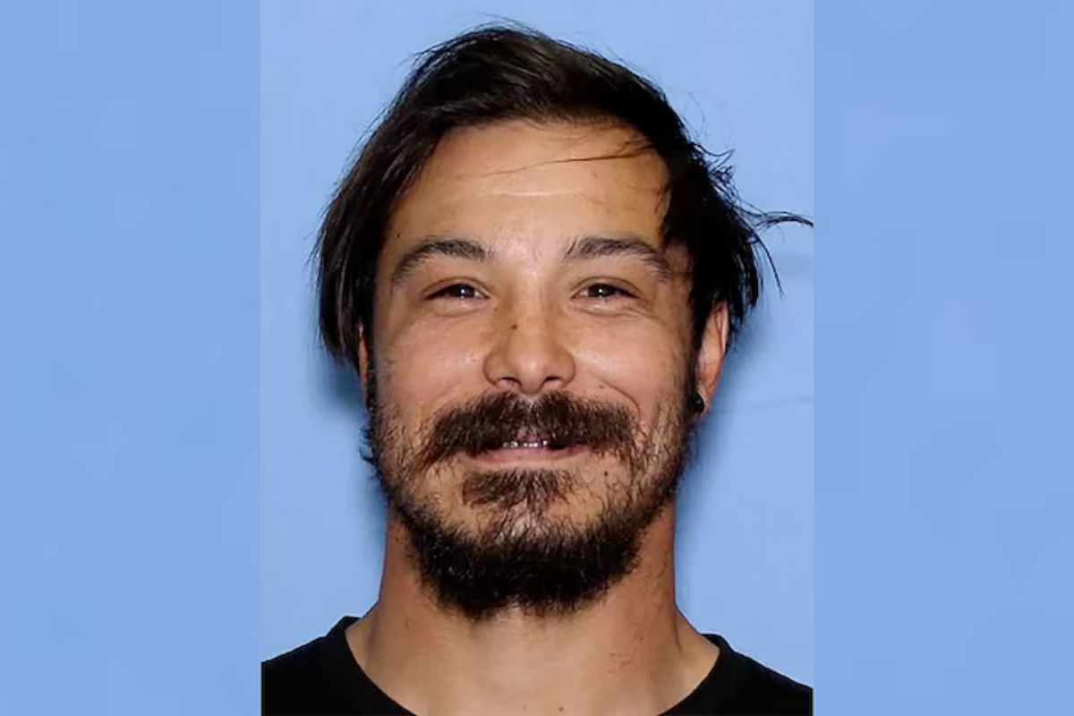 Travis Decker, pai procurado por matar as filhas asfixiadas com sacos na cabeça