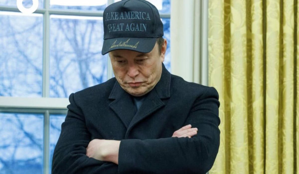 O bilionário Elon Musk de braços cruzados