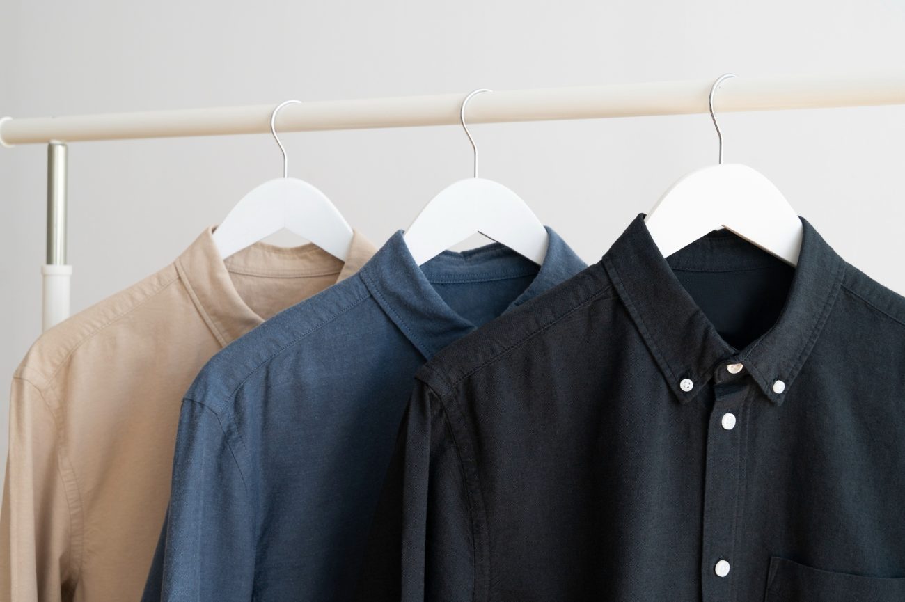 aparecem camisas nos cabides antes de serem colocadas no congelador com o truque da vovó para tirar o mau cheiro