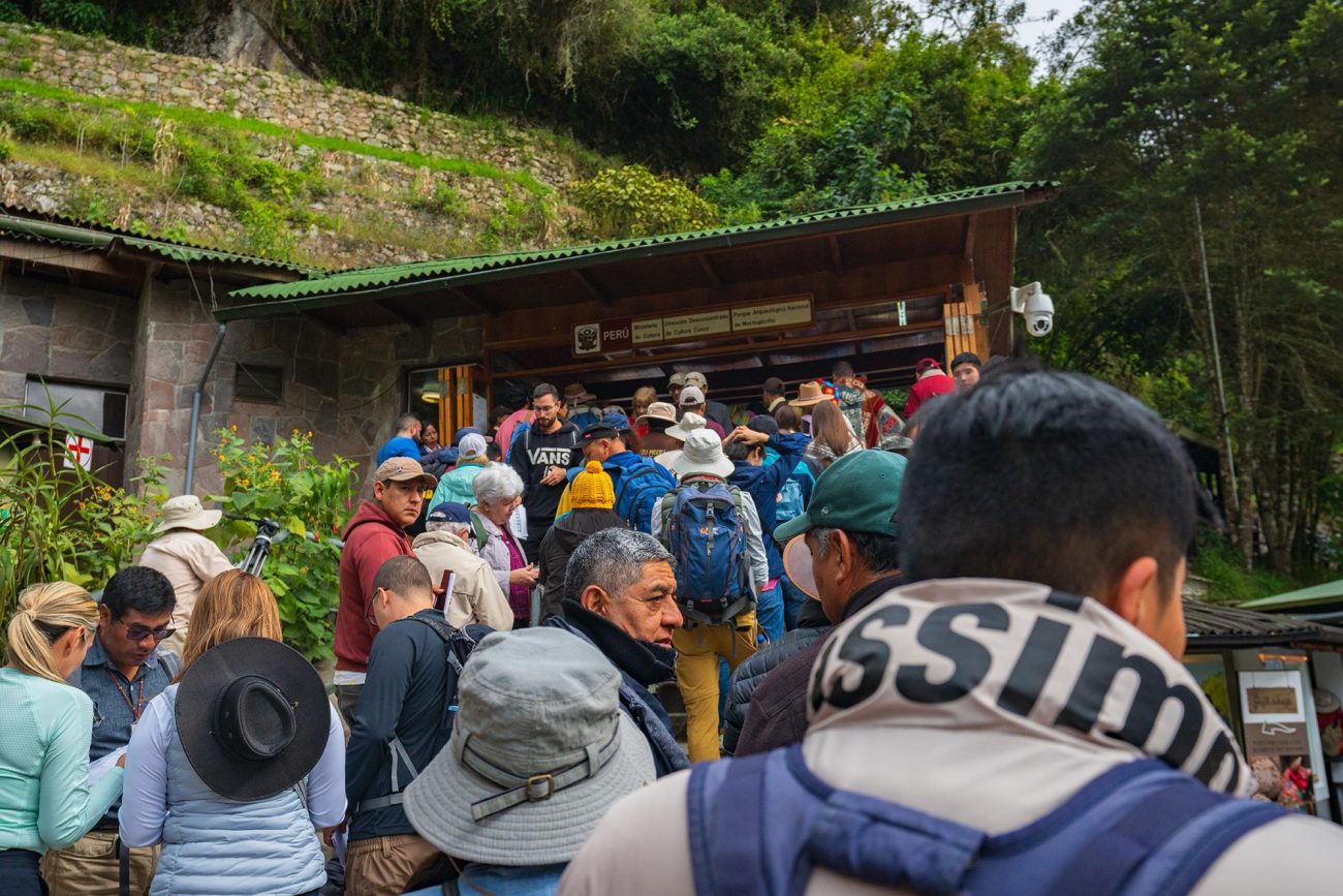 No entanto, o grande fluxo de turistas pode causar danos ao sítio arqueológico e ao meio ambiente, tornando a preservação um desafio constante - Reprodução/ND