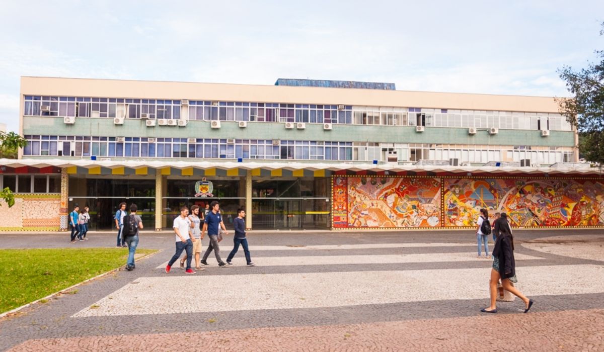 Pessoas caminhando na UFSC
