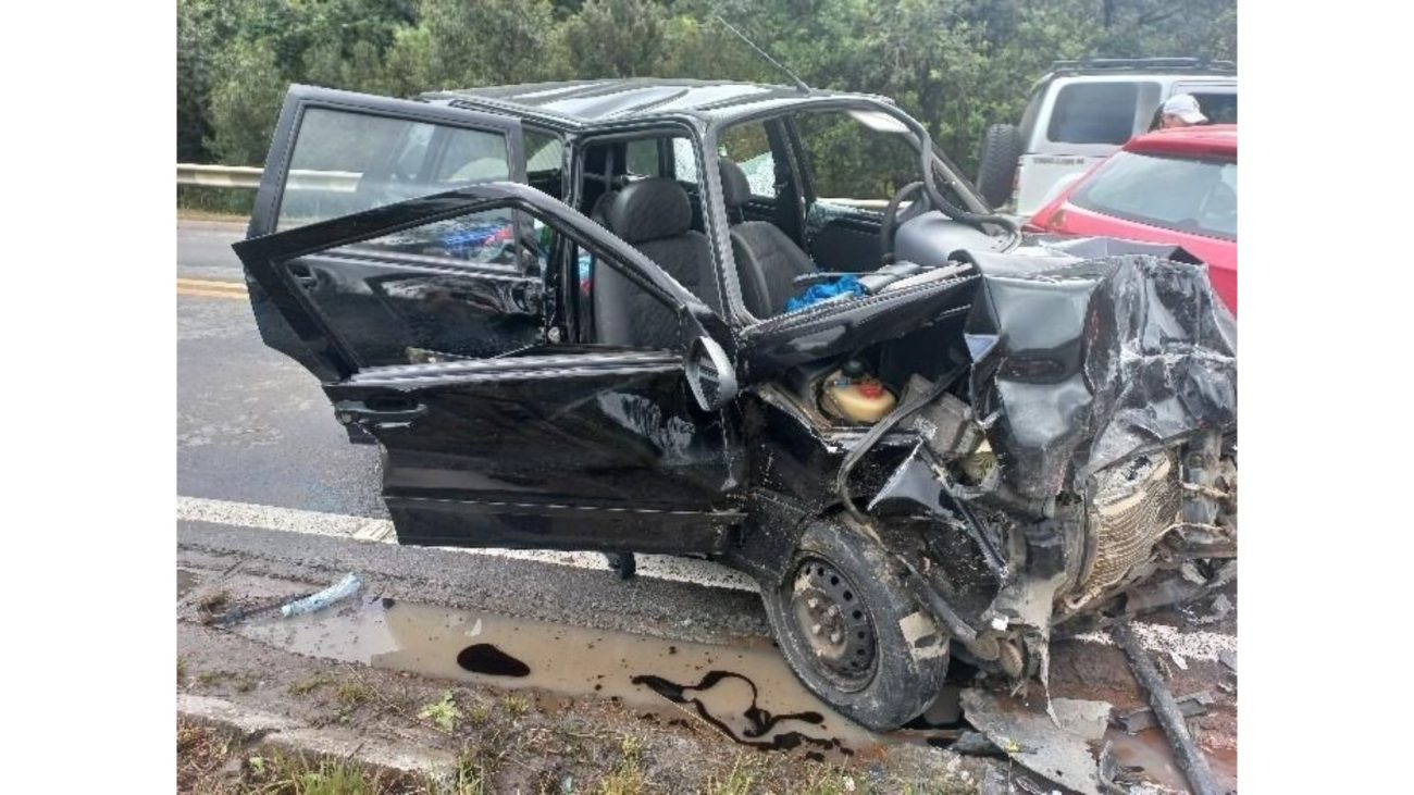 Um dos veículos envolvidos no grave acidente com morte na Serra catarinense. - PMRv/Divulgação/ND