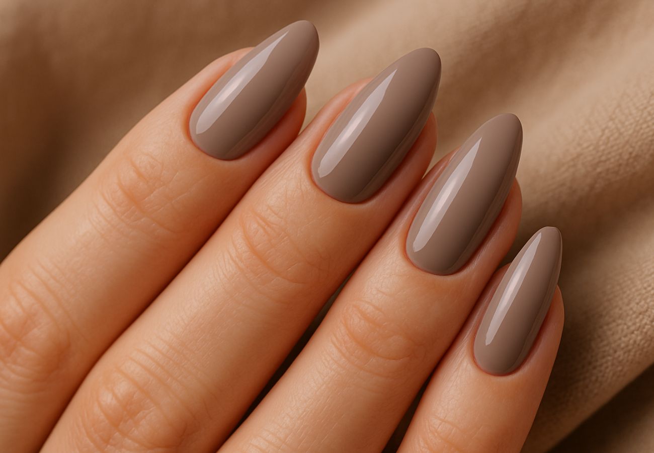 Unhas pintadas com esmalte na cor e formato da estação