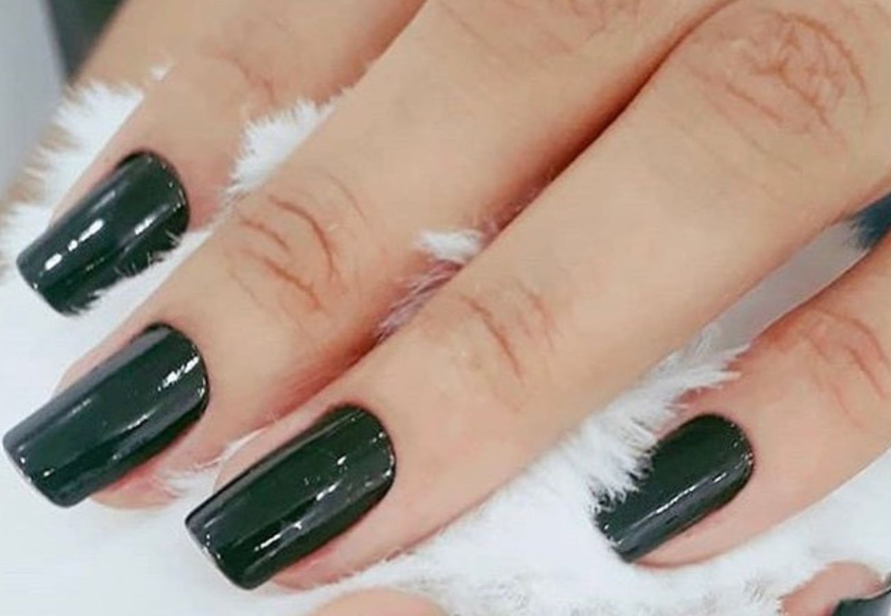 Unhas pintadas com esmalte na cor da estação