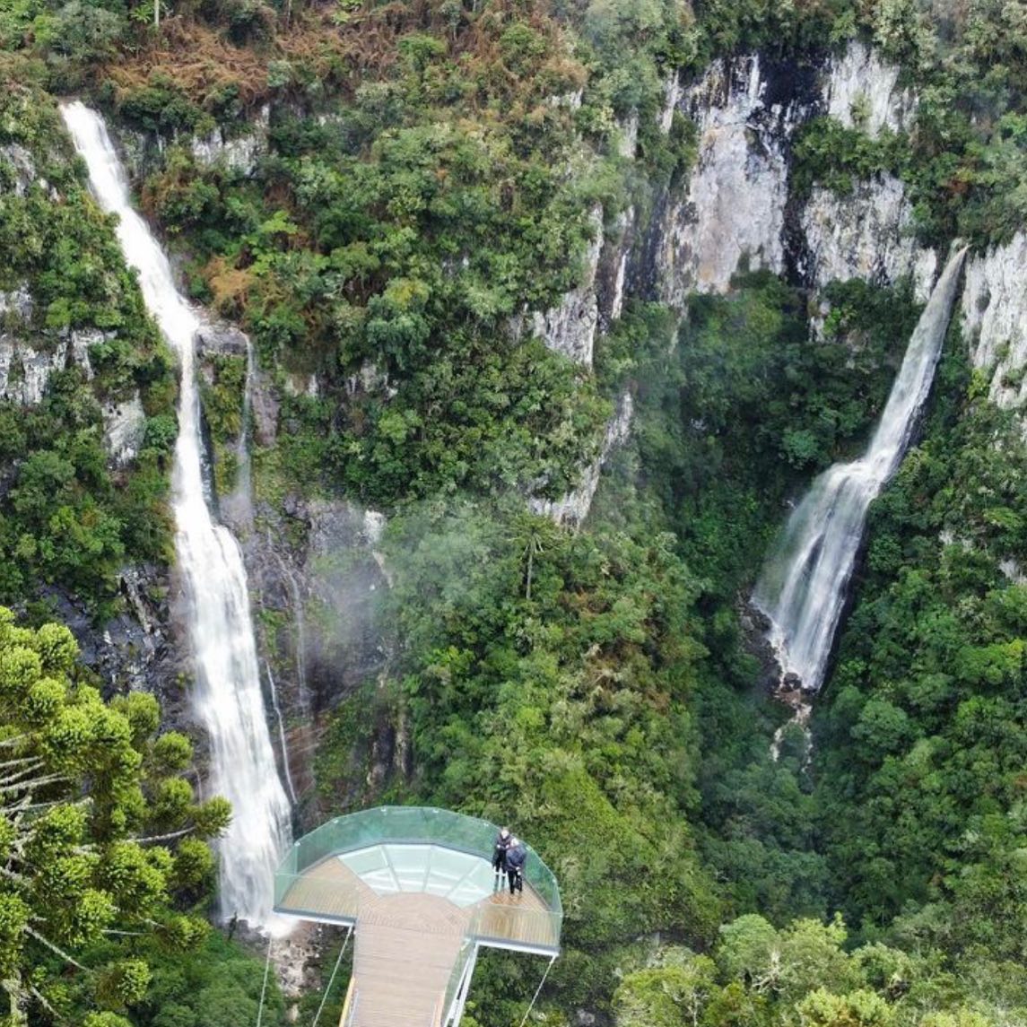 Vista aérea da passarela de observação do Ecoparque Papuã em frente a duas cachoeiras - Ecoparque Papuã/Redes sociais