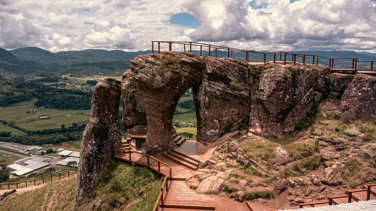 Estrutura de passarelas de madeira do parque possibilita chegar em lugares de mais difícil acesso - Morro do Campestre/Divulgação