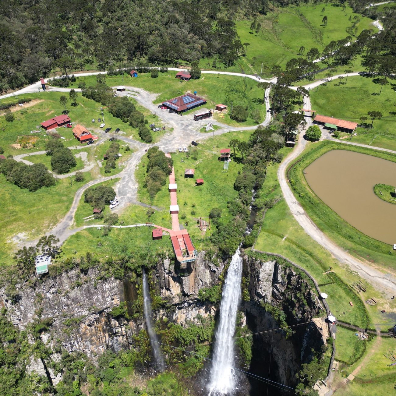 Vista aérea do Parque Mundo Novo. Ao lado da Cascata do Avancal, de mais de 100 metros de altura, há uma passarela de observação - Parque Mundo Novo/Redes Sociais
