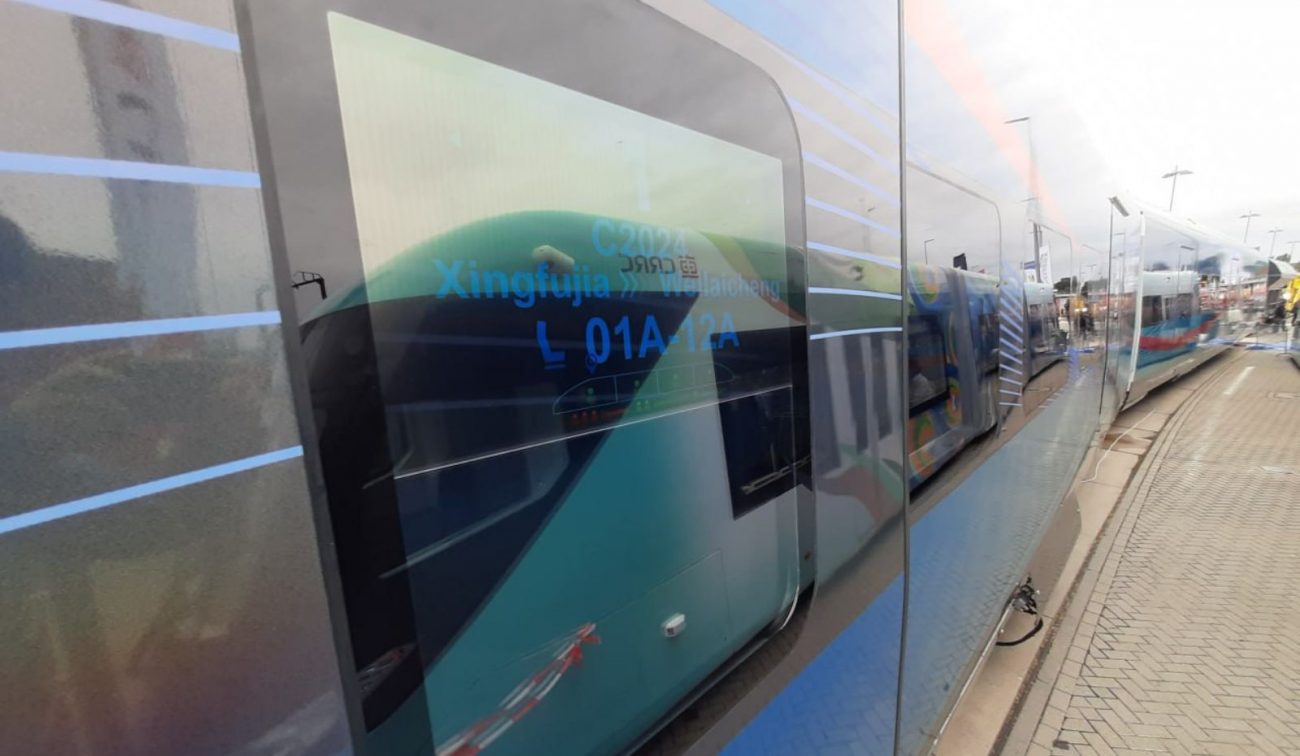 O trem oferece painéis elétricos para controle de rota - Kirill Balberov/Reprodução/ND