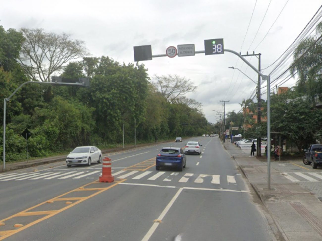 Jovem viraliza com vídeo provando que bug em semáforo gerou multa de trânsito na Rua República Argentina, em Blumenau