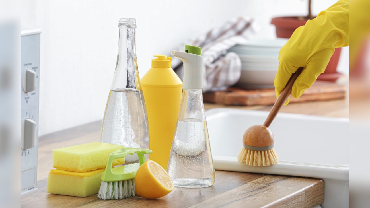 Vinagre com detergente: deixa vidros, box e pisos livres de manchas e ainda dá brilho sem precisar enxaguar. - Canva/ND