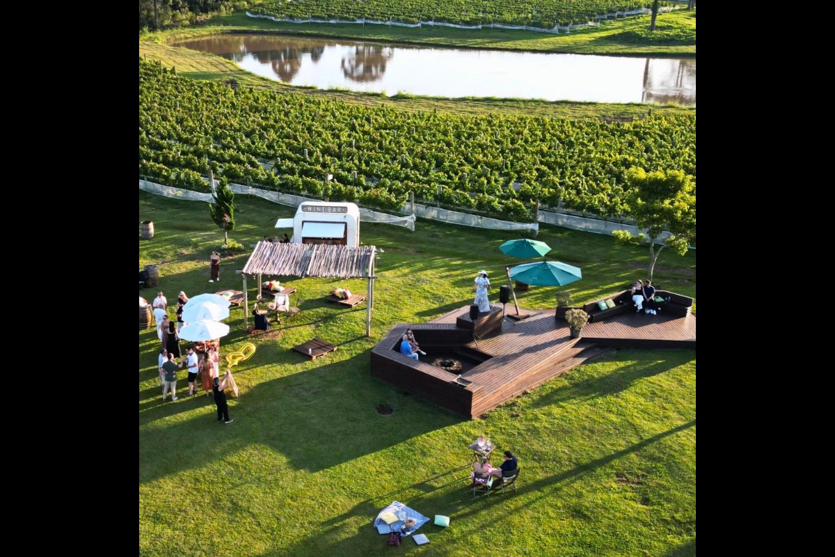 Vista aérea do wine bar ao ar livre  - Vinícola Abreu Garcia/Redes Sociais