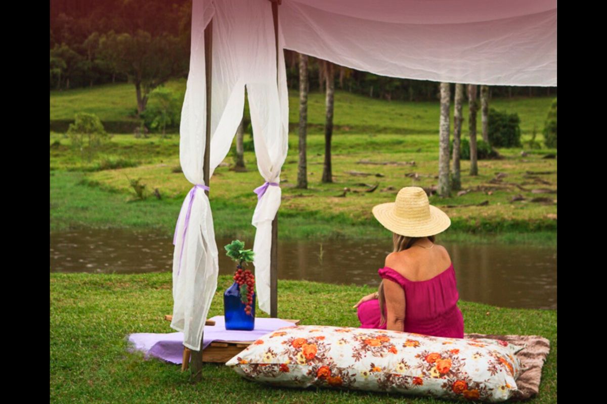 Piquenique de frente para o lago tem direito a tenda com almofadas - Vinícola Trevisol/Redes Sociais