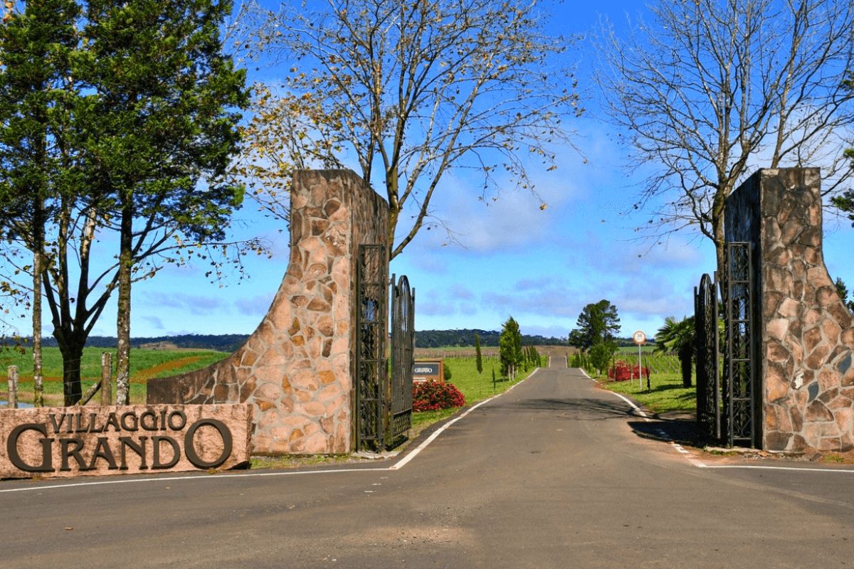 Portal de entrada da vinícola Vilaggio Grando - Vinícola Villaggio Grando/Divulgação