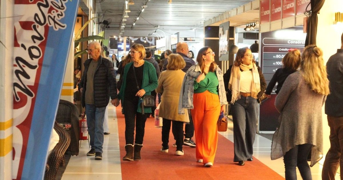 Imagens de várias pessoas visitando a feira CasaPronta Tubarão, para fazer referência com a informação de que o evento iniciará nesta quarta-feira 