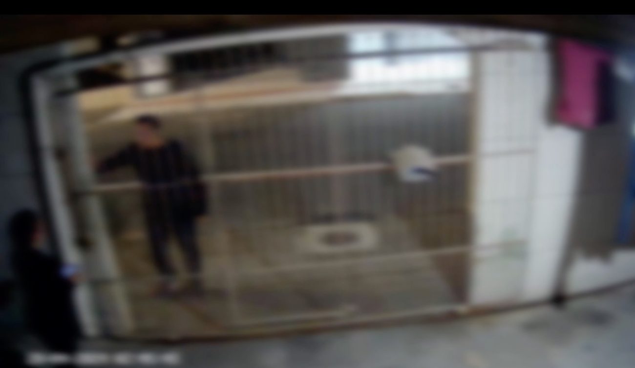 Frame mostra homem condenado por matar vizinho em Itajaí minutos antes do crime